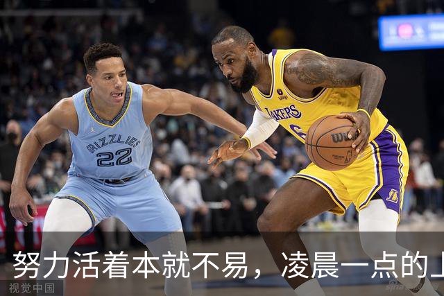 努力活着本就不易，凌晨一点的上海路边摊，遇到拾荒大爷空桌前吃剩饭，小伙果断买了一份加料炒面请他吃顿饭